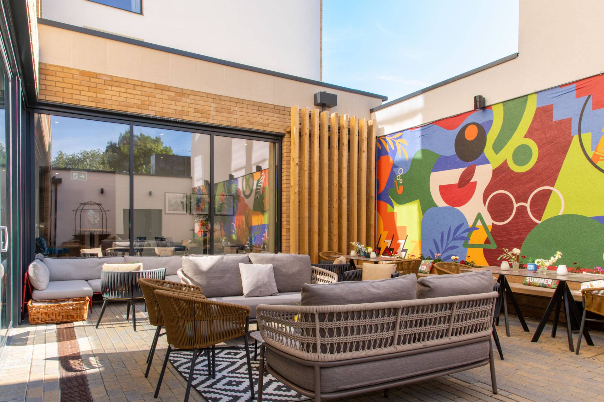 Holiday Inn Oxford — Courtyard
